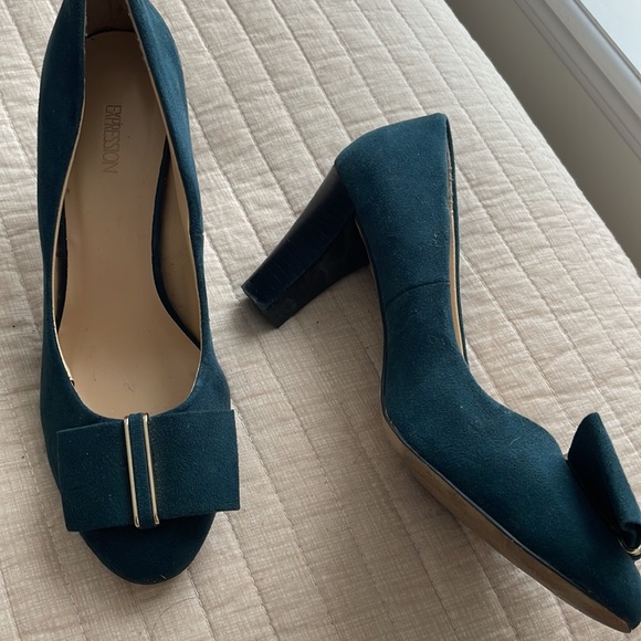 A beautiful suede shoes - Picture 3 of 3